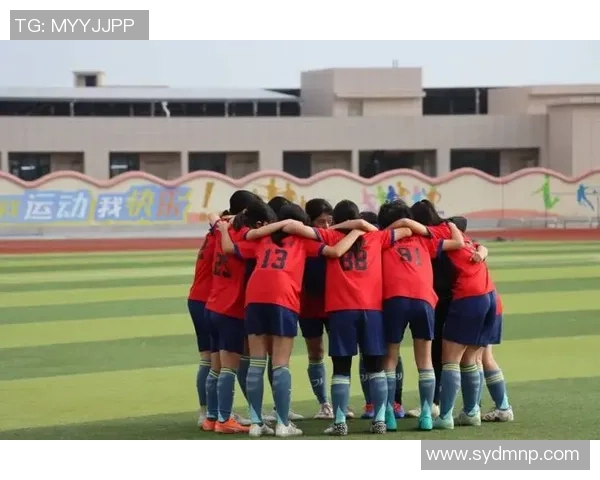 打造校园足球班让孩子们在绿茵场上尽情挥洒青春与激情 打造校园足球班让孩子们在绿茵场上尽情挥洒青春与激情