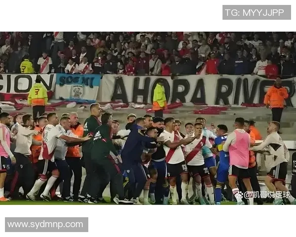 足球大冲突背后的真相与影响解析:从场上争斗到社会反响的深度剖析 足球大冲突背后的真相与影响解析:从场上争斗到社会反响的深度剖析