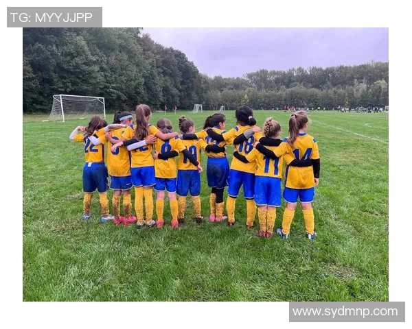 足球踢大腿的趣味解析与技巧分享让你在球场上更加自信和出色 足球踢大腿的趣味解析与技巧分享让你在球场上更加自信和出色